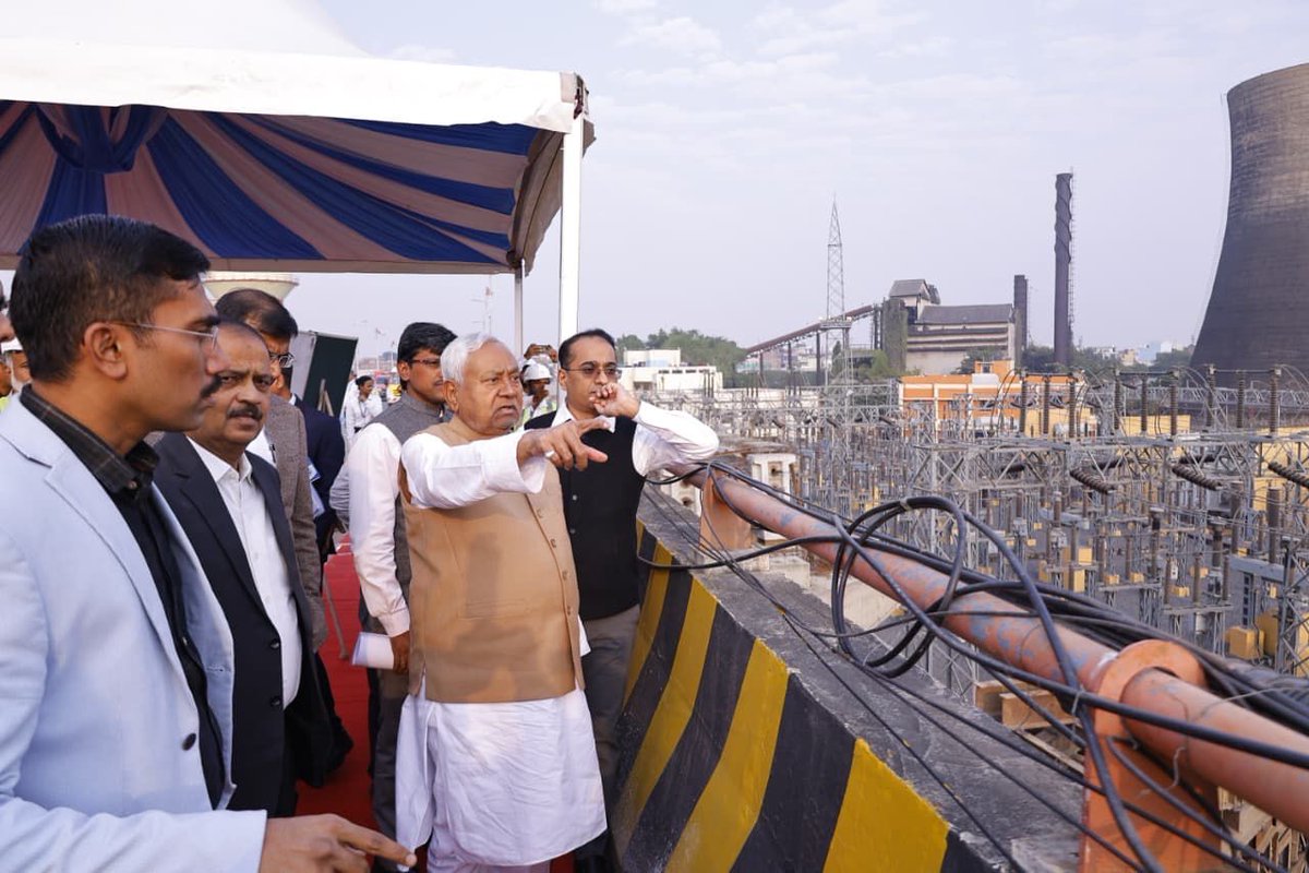 NitishKumar's tweet image. आज मीठापुर–महुली–पुनपुन पथ (फेज-2) के अंतर्गत सिपारा गुमटी पर बन रहे रेलवे ओवरब्रिज और सिपारा–मीठापुर एलिवेटेड पथ के निर्माण कार्यों का निरीक्षण किया तथा इन्हें गति और गुणवत्ता के साथ शीघ्र पूर्ण करने का निर्देश दिया।

इस निर्माण कार्य के पूरा होने पर पटना शहर में आवागमन सुगम…