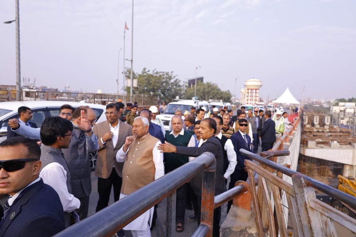 NitishKumar's tweet image. आज मीठापुर–महुली–पुनपुन पथ (फेज-2) के अंतर्गत सिपारा गुमटी पर बन रहे रेलवे ओवरब्रिज और सिपारा–मीठापुर एलिवेटेड पथ के निर्माण कार्यों का निरीक्षण किया तथा इन्हें गति और गुणवत्ता के साथ शीघ्र पूर्ण करने का निर्देश दिया।

इस निर्माण कार्य के पूरा होने पर पटना शहर में आवागमन सुगम…