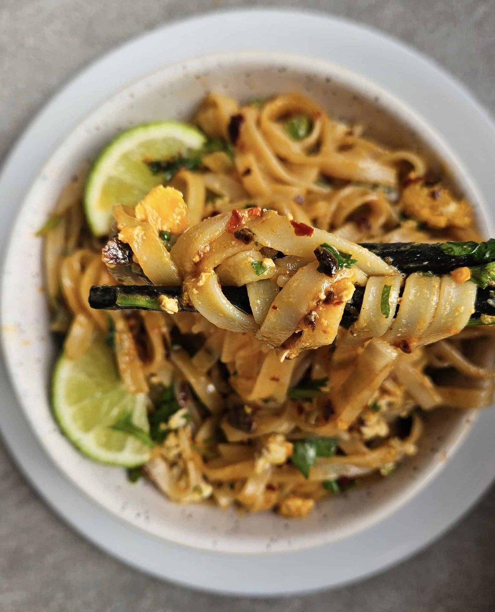 Experience the bold flavors of Spicy Garlic Chili Oil Vermicelli Noodles, a dish reminiscent of those served at bustling street-side eateries throughout China.  canadiancookingadventures.com/recipes/spicy-…