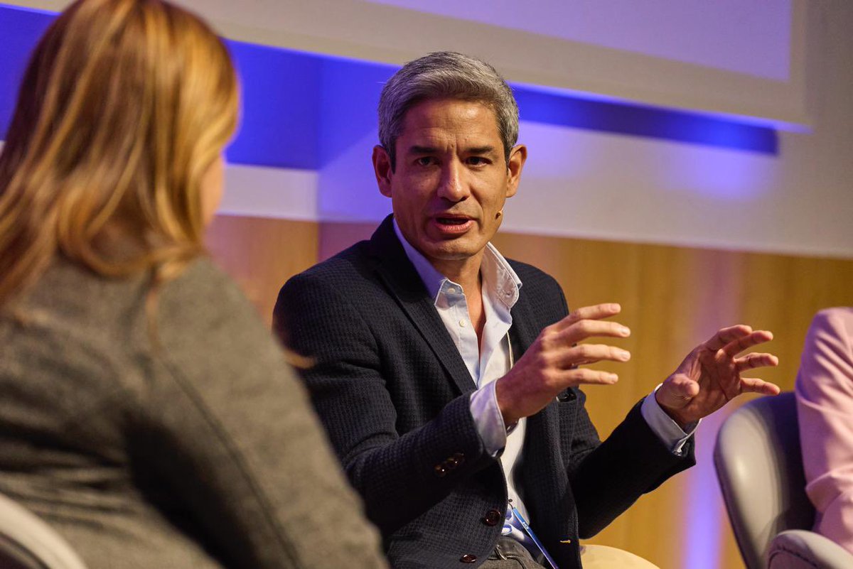 plainconcepts's tweet image. ¡Última sesión de la mañana en el #STechDay2025bcn! 💥

En la mesa redonda moderada por Laura Barranco, Orlando Vergara y María Carmen Fernández Tallón comparten cómo están integrando la #IA en sus procesos, las oportunidades que están impulsando y los retos que afrontan. 💡