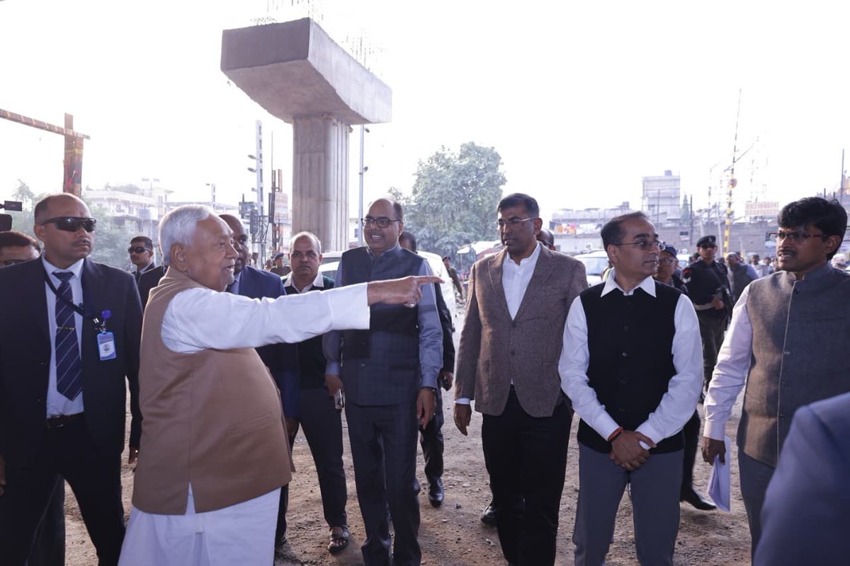 NitishKumar's tweet image. आज मीठापुर–महुली–पुनपुन पथ (फेज-2) के अंतर्गत सिपारा गुमटी पर बन रहे रेलवे ओवरब्रिज और सिपारा–मीठापुर एलिवेटेड पथ के निर्माण कार्यों का निरीक्षण किया तथा इन्हें गति और गुणवत्ता के साथ शीघ्र पूर्ण करने का निर्देश दिया।

इस निर्माण कार्य के पूरा होने पर पटना शहर में आवागमन सुगम…