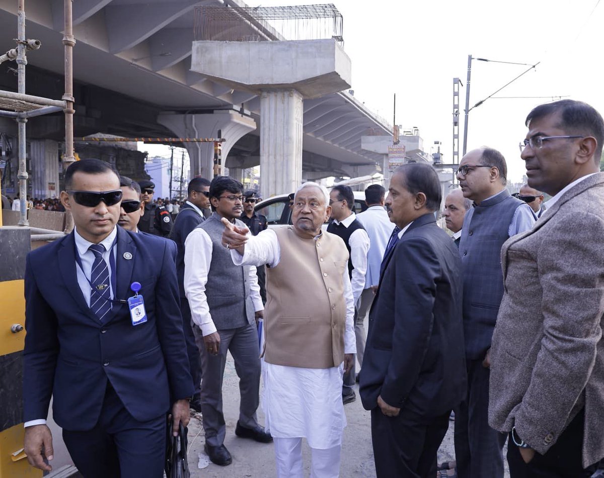 NitishKumar's tweet image. आज मीठापुर–महुली–पुनपुन पथ (फेज-2) के अंतर्गत सिपारा गुमटी पर बन रहे रेलवे ओवरब्रिज और सिपारा–मीठापुर एलिवेटेड पथ के निर्माण कार्यों का निरीक्षण किया तथा इन्हें गति और गुणवत्ता के साथ शीघ्र पूर्ण करने का निर्देश दिया।

इस निर्माण कार्य के पूरा होने पर पटना शहर में आवागमन सुगम…
