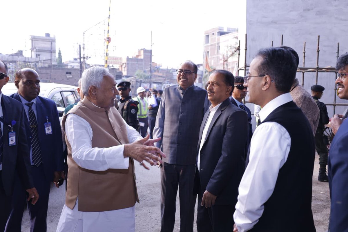 NitishKumar's tweet image. आज मीठापुर–महुली–पुनपुन पथ (फेज-2) के अंतर्गत सिपारा गुमटी पर बन रहे रेलवे ओवरब्रिज और सिपारा–मीठापुर एलिवेटेड पथ के निर्माण कार्यों का निरीक्षण किया तथा इन्हें गति और गुणवत्ता के साथ शीघ्र पूर्ण करने का निर्देश दिया।

इस निर्माण कार्य के पूरा होने पर पटना शहर में आवागमन सुगम…