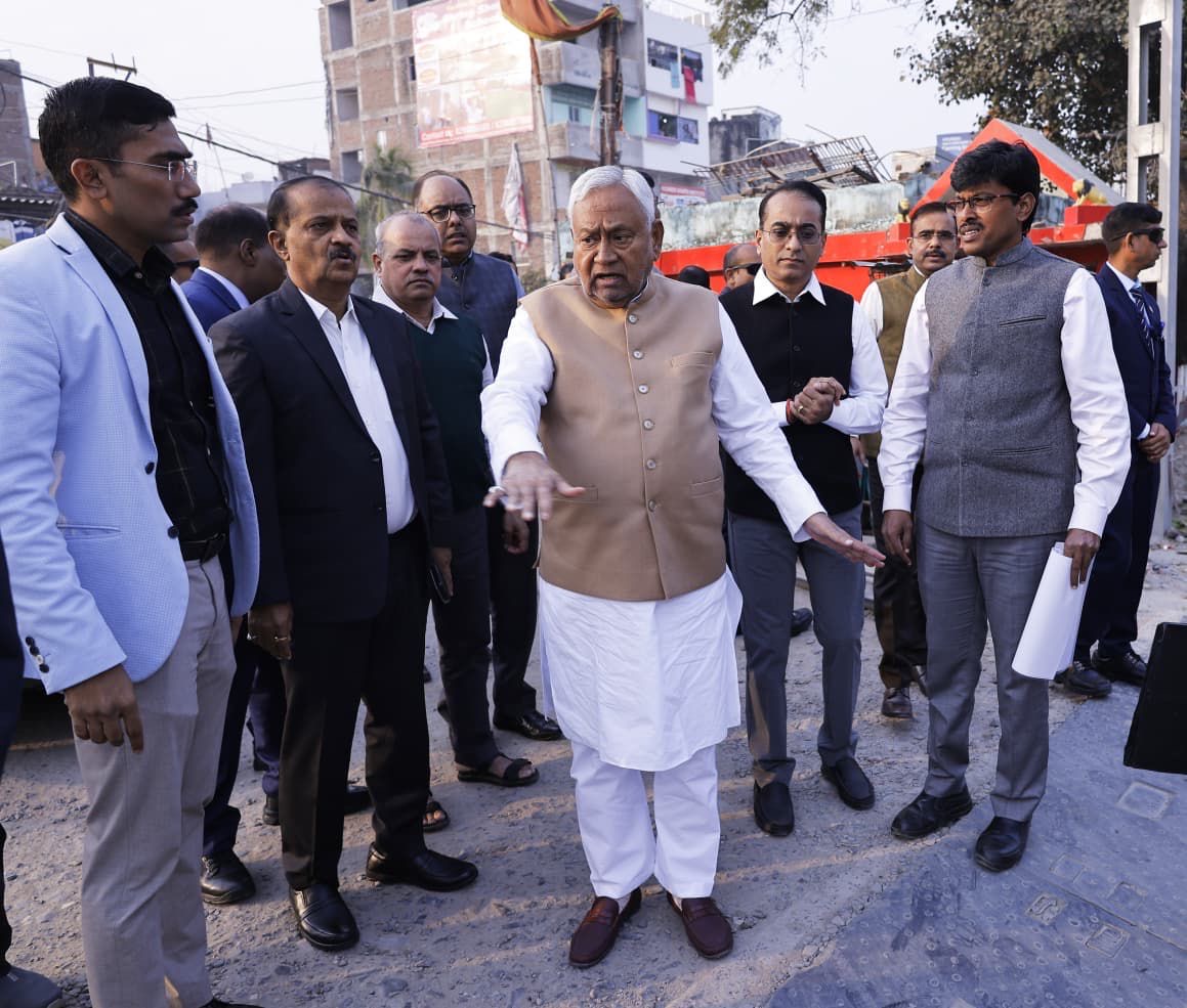 NitishKumar's tweet image. आज मीठापुर–महुली–पुनपुन पथ (फेज-2) के अंतर्गत सिपारा गुमटी पर बन रहे रेलवे ओवरब्रिज और सिपारा–मीठापुर एलिवेटेड पथ के निर्माण कार्यों का निरीक्षण किया तथा इन्हें गति और गुणवत्ता के साथ शीघ्र पूर्ण करने का निर्देश दिया।

इस निर्माण कार्य के पूरा होने पर पटना शहर में आवागमन सुगम…