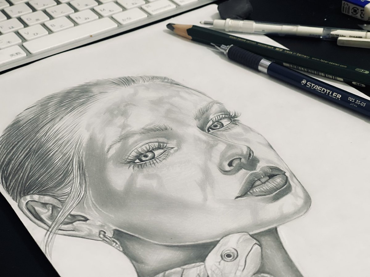 NiWartwork's tweet image. 作成途中。

光と陰のあいだに宿る感情を探しながら進め
まだ途中の温度をまとったままの一枚

静けさの中でも、人は強くやさしく美しい
未完成の揺らぎにもどこか確かなものが宿る気がします
ここからさらに深く光を描き込んでいきます

#pencilart
#analog
#drawing