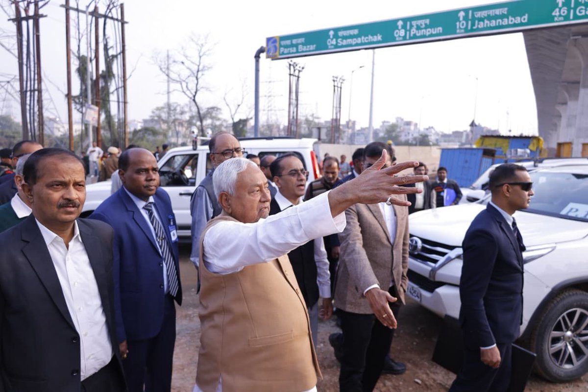 NitishKumar's tweet image. आज मीठापुर–महुली–पुनपुन पथ (फेज-2) के अंतर्गत सिपारा गुमटी पर बन रहे रेलवे ओवरब्रिज और सिपारा–मीठापुर एलिवेटेड पथ के निर्माण कार्यों का निरीक्षण किया तथा इन्हें गति और गुणवत्ता के साथ शीघ्र पूर्ण करने का निर्देश दिया।

इस निर्माण कार्य के पूरा होने पर पटना शहर में आवागमन सुगम…