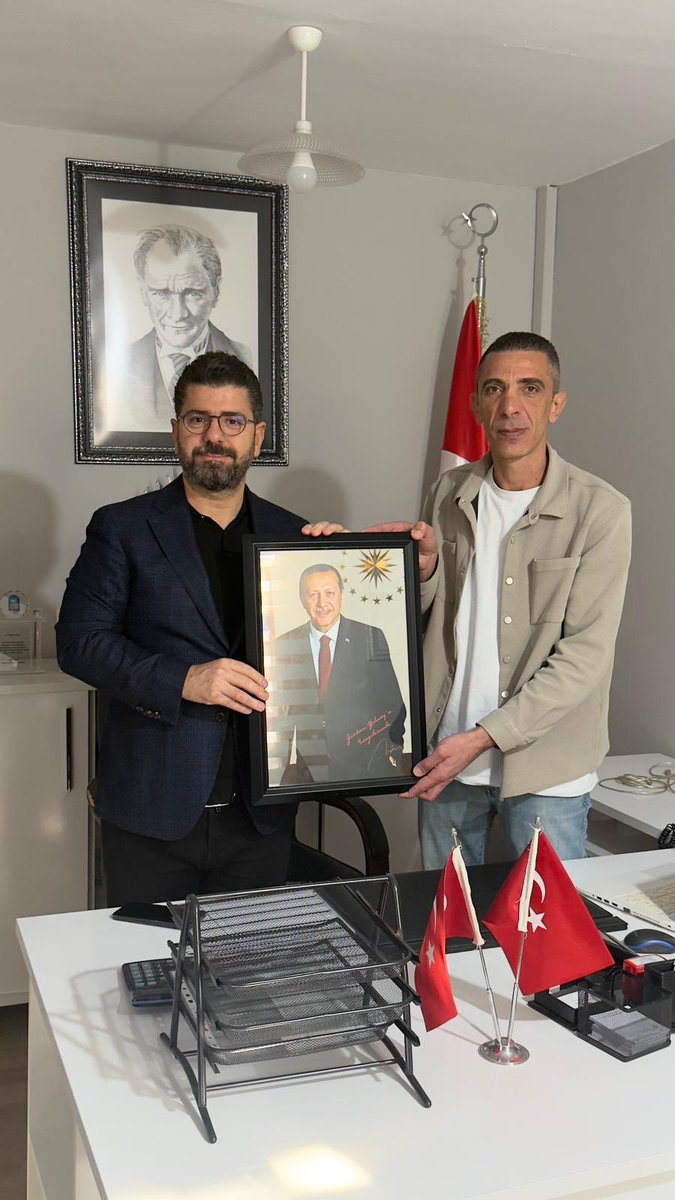 eyupilceakparti's tweet image. Başkanımız @Muhmmtvanlioglu ile birlikte, Mimarsinan Mahallesi Muhtarımız Turgut Koçum’u  ve Mithatpaşa Mahallesi Muhtarımız Gürkan Yılmaz’ı ziyaret ederek mahallemizin ihtiyaçları üzerine istişarelerde bulunduk. 

Cumhurbaşkanımız Sayın Recep Tayyip Erdoğan’ın fotoğrafını hediye…
