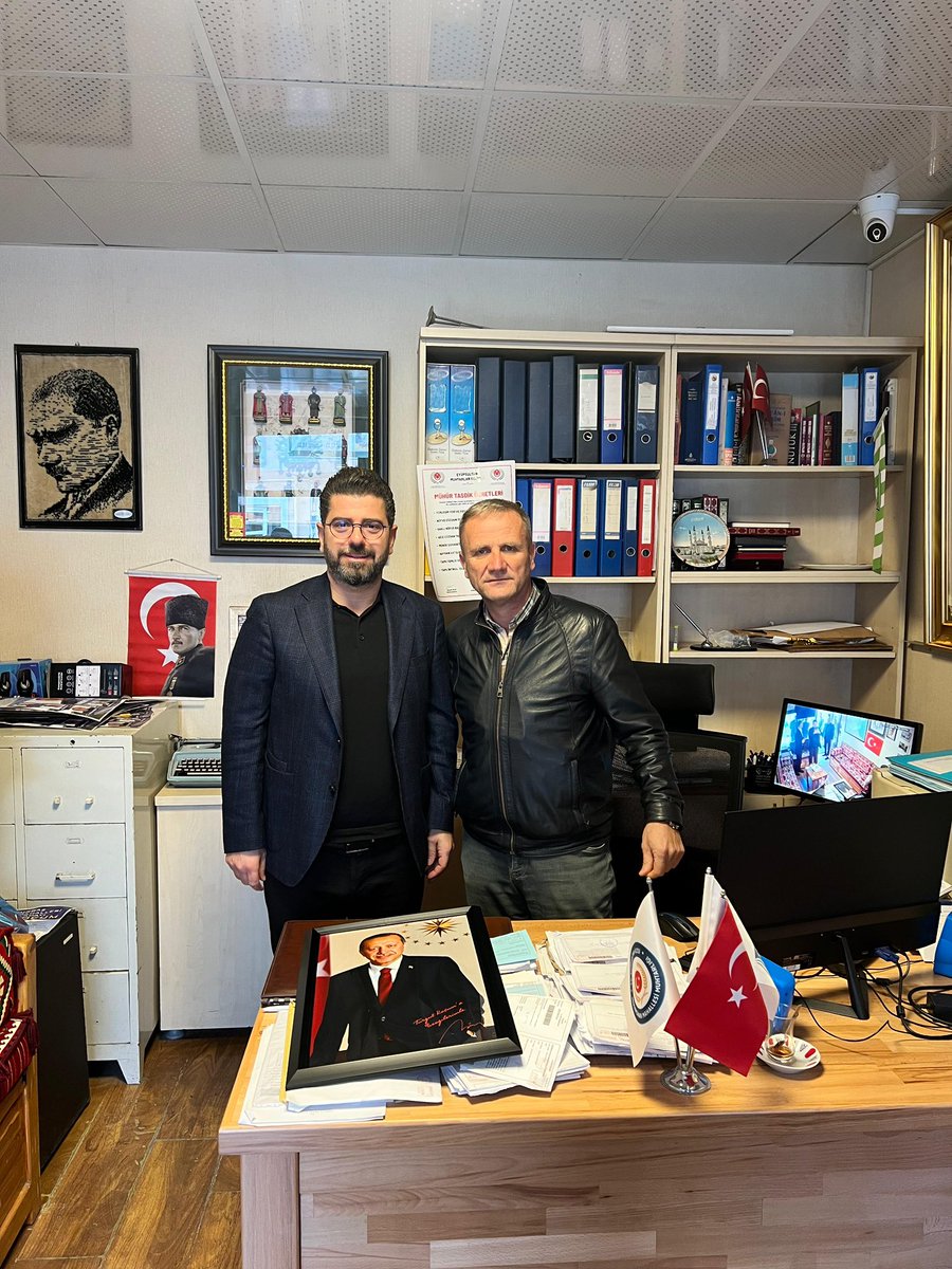 eyupilceakparti's tweet image. Başkanımız @Muhmmtvanlioglu ile birlikte, Mimarsinan Mahallesi Muhtarımız Turgut Koçum’u  ve Mithatpaşa Mahallesi Muhtarımız Gürkan Yılmaz’ı ziyaret ederek mahallemizin ihtiyaçları üzerine istişarelerde bulunduk. 

Cumhurbaşkanımız Sayın Recep Tayyip Erdoğan’ın fotoğrafını hediye…