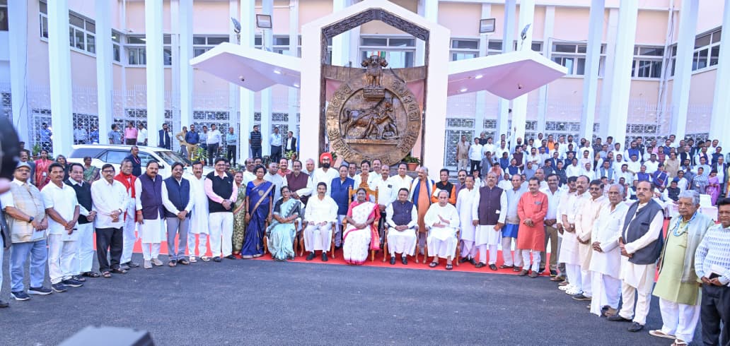 XpressOdisha's tweet image. Photos of President #DroupadiMurmu to #Odisha Assembly for a special address to the House in the winter session. 

@NewIndianXpress @santwana99 @Siba_TNIE