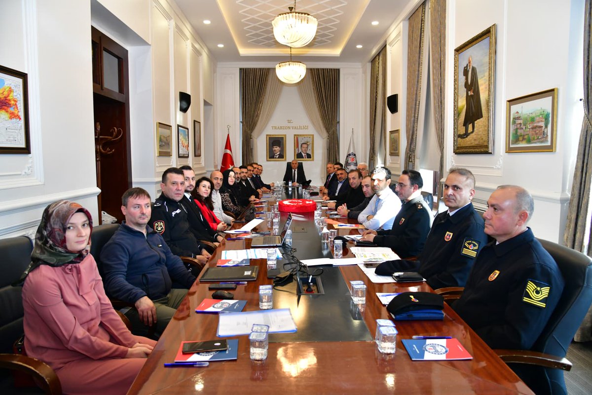 İl Spor Güvenlik Kurulu Toplantısı Vali Aziz Yıldırım Başkanlığında Yapıldı.
Toplantıda spor etkinliklerinin güvenli bir şekilde gerçekleştirilmesi amacıyla alınacak tedbirler, iş birliği  ve karşılaşılabilecek olası risklere karşı alınacak önlemler  istişare edildi.