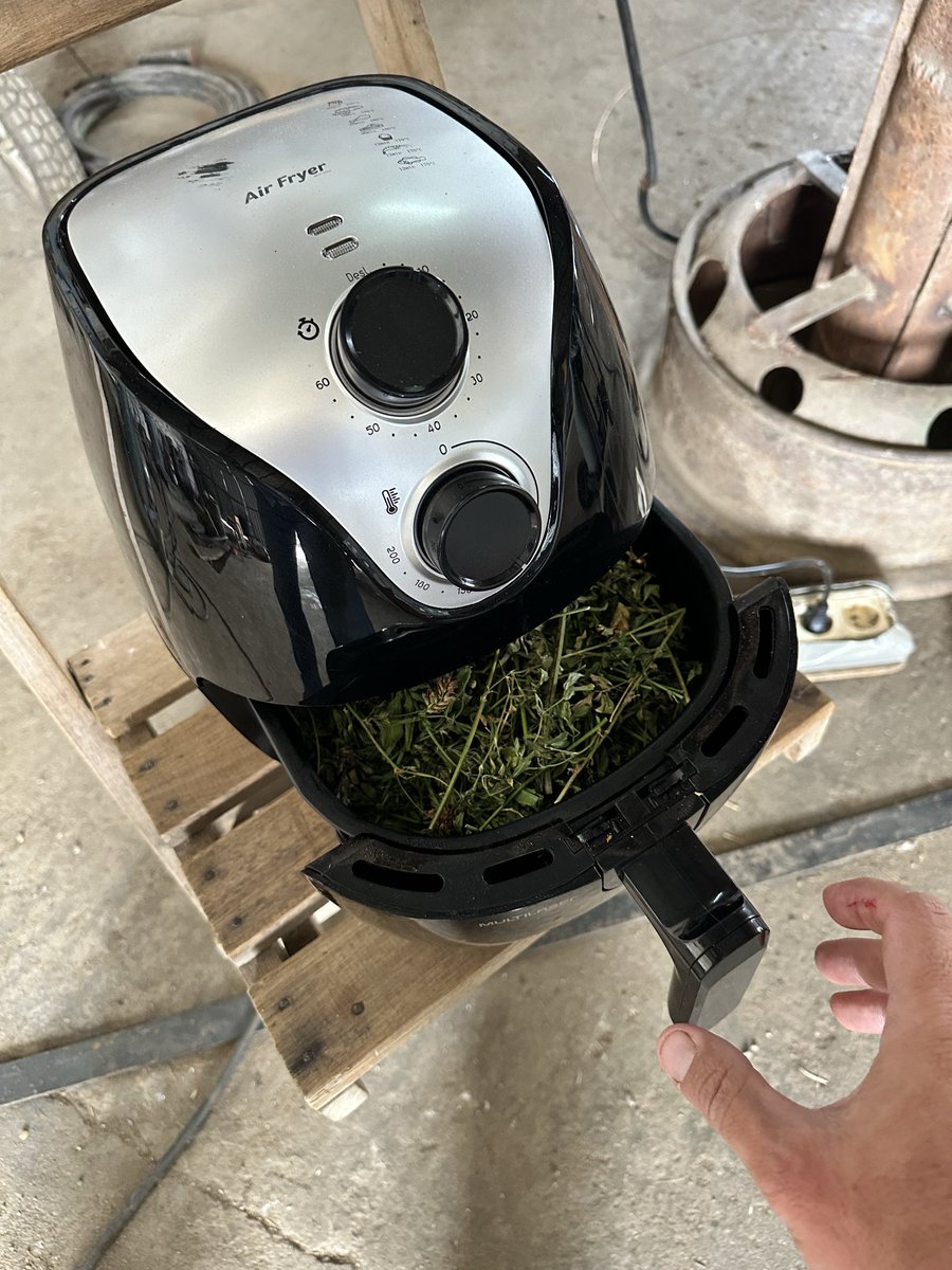 El uso de #ForageProtector nos permite confeccionar fardos con valores entre 20-23% de #humedad 

No solo ganamos tiempo sino calidad nutricional, principalmente en más proteína debido a más hojas de #alfalfa retenidas…