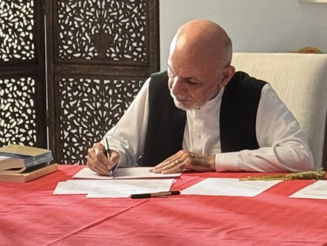 ashrafghani's tweet photo. بسم الله الرحمن الرحیم.
ګرانو هېوادوالو،
د پاکستان وروستي هوایي تېري ته چې په دوو میاشتو کې دویم ځل تکرار او زموږ د بیګناه کوچنیانو، خویندو او وروڼو د شهېدېدو او ژوبلېدو سبب شو، د افغانانو د کرکې او غندنې پراخ غبرګون زموږ د ملي پوخوالي او یووالي ښکاره نښه شوه. په پکتیکا، خوست او کونړ کې د خپلو وروڼو او خویندو غم په ټول وجود احساسوم او ترڅنګ یې یم او دا ناروا تېری ټینګ غندم. پاکستان باید خپلې دغه لمسونې چې له نړیوالو اصولو ښکاره سرغړونه ده بې ځنډه ودروي.

این تجاوز، مانند واقعات مشابه گذشته احساسات تمام ملت ما را، صرف نظر از علایق شخصي و تعلقات خانوادگی افراد، عمیقاً جریحه دار ساخته است. ما بمثابه یک ملت درد مشترک داریم که بالاثر آن قهر ما در برابر متجاوز هم مشترک است.

پاکستانینگ هوا بمباردمانی عاقبتېده شرقی افغانستانده باله لرینگ شهید بولوشینی کوریب، منینگ دیلمگه ومیلیونلب باشقه افغانلارنینگ بی حساب غم – غصه تولدیردی.

دلته باید په ټینګار ووایم چې افغان ولس د ټولو آسماني احکامو او ځمکنیو قاعد�� له مخې د خپلې خاورې د ساتنې او دفاع بشپړ حق لري. دغه دفاع په تاوده سنګر کې له درېدو، د بلې هرې معقولې او منلې وسیلې تر کارولو قانوني او مشروع ده.

کشور ما برای دهه های پیهم آماج جنگ اعلان نا شده از آن سوی خط دیو��ند بوده که من بارها از عاقبت ناگوار آن به همه در منطقه و جهان هشدار داده بودم. این جنگ اعلان ناشده از مردمان هر دو سوی خط قربانیهای سنگین گرفته که به بهانه مقابله با خشونت گروه های مخالف، مورد خشونت و تعدی توصیف نشدنی قرار گرفته اند. اما قدر مسلم اینست که مقابله با مخالفت ها و خشونت هایی که با انگیزه سیاسی انجام می شوند، با استفاده از وسایل غیر سیاسی و خشن امکان پذیر نیست و آنرا به یک زخم خبیثه مبدل میکند.

دلته دغه راز غواړم ټولې خیبر پښتونخوا او بلوچستان ته هم د هغوی په غمونو او دردونو تسلیت ووایم، ځکه داسې ورځ به نه وي چې هلته هم میندې  بورې نه شي ، شازلمیان شهیدا�� نه شي او وحشت خپل غاښونه ښکاره نه کړي. د کرښې دواړو خواوو ته هماغه څه تطبیقیږي چې له ډېر پخوا نه، له ویشلو سره سره په دې ولسونو روان دي. زموږ دردونه یو دي، احساس مو یو دی. د خیبر پښتونخوا او بلوچستان ولسونه هم لکه د خپلو افغان وروڼو او خویندو د سوله ییز او پتمن ژوندانه تږي دي.

د پوځي بریدونو ترڅنګ اوس زموږ د هېواد په آدرس د پاکستان له خوا بیا په قهري وسیلو د سیاسي بدلونو د راوستلو اشارې هم رارسېږي. موږ د خپل هېواد په راتلونکي برخلیک کې د نورو هر ډول مستقیم او غیر مستقیم رول، لاسوهنه او ناروا بولو. افغانان باید پخپله دا فرصت او امکان ومومي چې د یوې لازمي اجماع له لارې د خپلې راتلونکې پرېکړه چې مشروعیت او ولسي مقبولیت، د ښځو او سړیو د حقونو او آزادیو تامین او له نړۍ سره مشروع تعامل ته لاره پرانیزي، پخپله وکړي. نور باید وپوهېږي چې افغانان که په نورو خبرو کې اختلاف لري، دلته یې نظرونه اتفاق ته نژدې سره ورته دي او همدا افغانان له غیر افغانانو بېلوي. زموږ ولس ته په دې حساس پړاو کې په کار ده چې ځانونه د یوه ملت په توګه پیاوړی کړي، نه دداسې افرادو په توګه چې واک ورته د وسیلې پرځای هدف ښکاره شي. زموږ ټوله هڅه باید اوس دا وي چې په هېڅ پلمه، د افغان په لاس د افغان وژنې او وینې تویېدنې ته بیا لار جوړه نه شي.

بلی، در اینجا اصل کلیدی، جلوگیری از احتمال خونریزی افغان توسط افغان در آینده است و این کار باید در صدر اولویت های ما قرار داشته باشد. نگرانی بنیادی من اینست که یک پروژه دیگر خونریزی افغانها که در پایان، خدا نخواسته، به تجزیه و فروپاشی افغانستان منتج شود، از طرف بعضی ها رویدست گرفته شده باشد. حال ما به یک انتخاب دشوار رسیده ایم که یا با همدلی او همدیگر پذیری خود را واقعاً به چهار راه آسیا مبدل می کنیم، یا متاسفانه بار دیگر میدان جنگ نیابتی دیگران می شویم.

زموږ د هېواد په چاپېر سیاسي غوغا او پر حاکمیت یې وسله وال تېری د ترهګرۍ خلاف مبارزې تر پردې او پلمې لاندې، ښایي تر یوه د ډېرو لوبغاړو له خوا طرحه شوي او ترسره کېږي او ډول ډول دلایل ورته تراشل کېږي. خو زما له نظره دا هرڅه د واقعیتونو د لیدلو پرځای په احساساتو درول شوي چې نه په کې د وضعیت تعریف او نه کارنده تګلاره شته. د ترهګ��ۍ مساله یو بحث دی چې هرومرو باید راپورته شي. هغې ته باید افغانستان، پاکستان او دغه راز زموږ ټوله شاوخوا سیمه په ګډه او اجماع یو نوی تعریف او چوکاټ ومومي او د هغه له مخې یې له مظاهرو سره چلند وشي. دا مسایل په موقتو موافقو او اوربندو نه حلېږي او اوسنی غوره شوی تګلوری د وخیمو عواقبو خواته ځي او ځکه په عاجل ډول بدلول غواړي. اوس په افغانستان او ټوله سیمه کې د یوې تلپاتې سولې د راوستلو او ټینګولو چې الهی نعمت دی، عاجله اړتیا تر هر بل وخت ډېره شوې ده.

ژوندی دې وي افغانستان
یشه سن افغانستان
زنده باد افغانستان