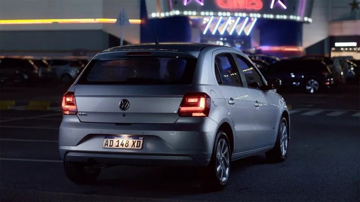 clarincom's tweet image. VOLKSWAGEN LLAMA A REVISIÓN URGENTE A 55.000 AUTOS POR UN FALLO EN EL AIRBAG QUE PUEDE SER LETAL

La marca reiteró la convocatoria para 55.755 unidades en Argentina de los modelos Gol, Suran, Fox, Saveiro y Voyage (vendidos mayormente entre 2011 y 2021) que aún no verificaron el…