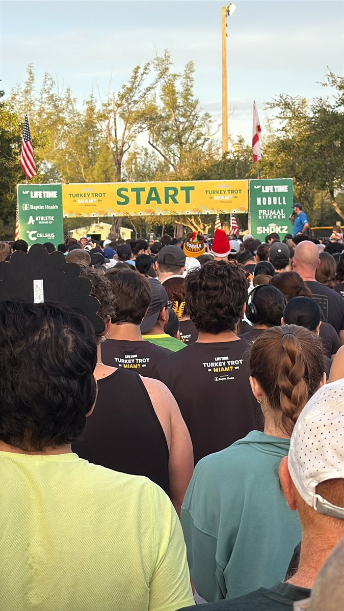 Turkeytrot Miami 2025 Happy Thanksgiving 🦃🍁 

#run #turkeytrot #miami #tropicalpark