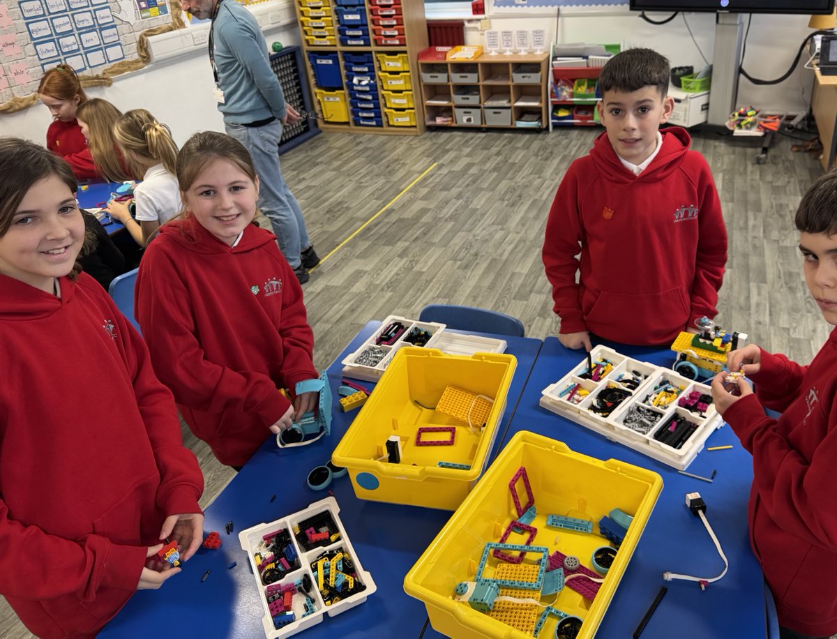 raisingrobots's tweet image. 🙌 Teams of #engineers from @eacDalrymplePS &amp;amp; @eacLittlemillPS @EastAyrshire 🏴󠁧󠁢󠁳󠁣󠁴󠁿 are designing, building &amp;amp; coding amazing robot rescue vehicles today! 🤖   

#STEM #LEGOconfidence
@rafyouthengage @LEGO_Education