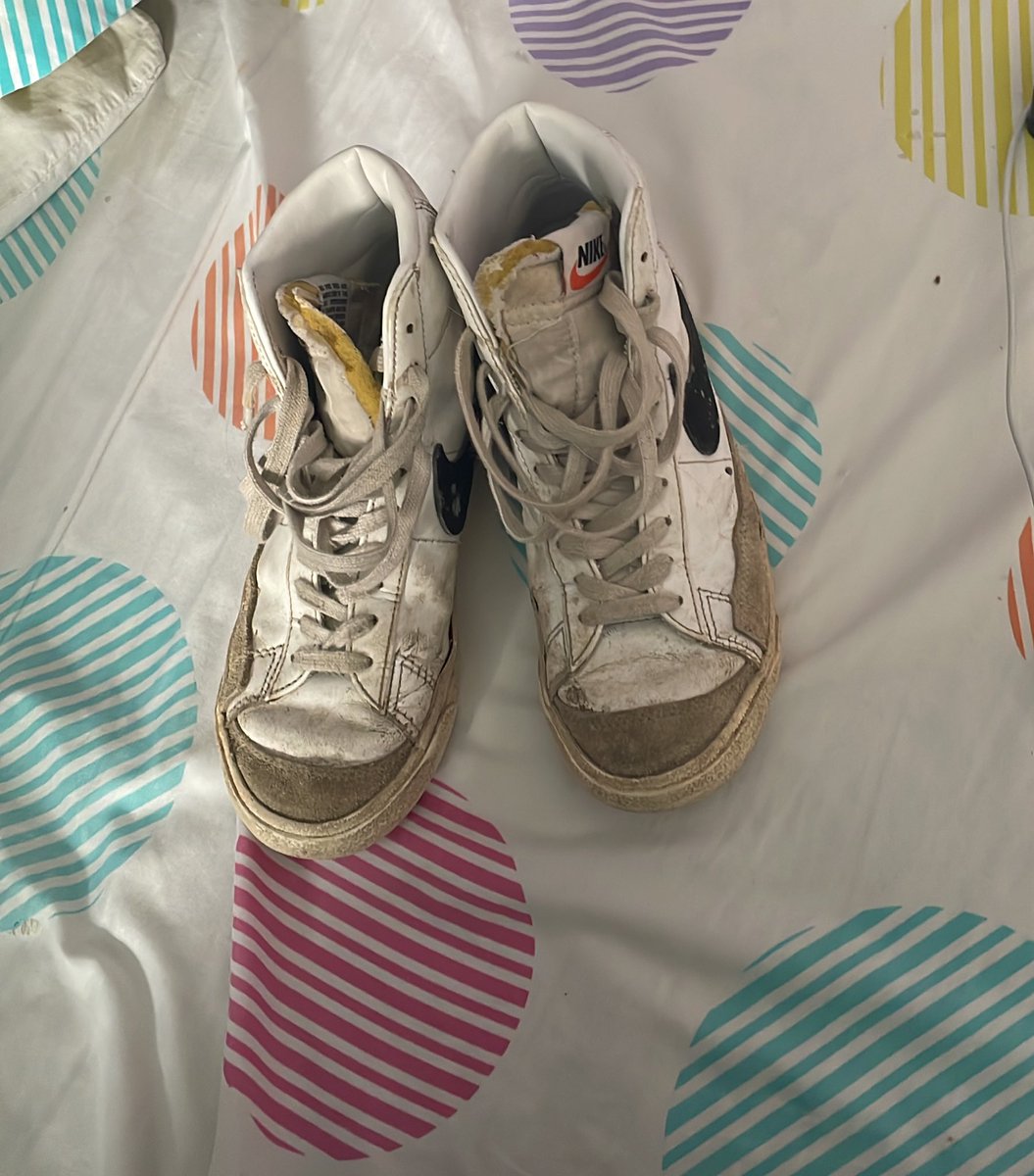 piedwessty's tweet photo. Qui est intéressé par ses chaussures usagées? Elles ont vécu au près de moi un long moment ahaha #fetichiste #chaussureusé #pieds https://t.co/6uOwiVxDDZ
