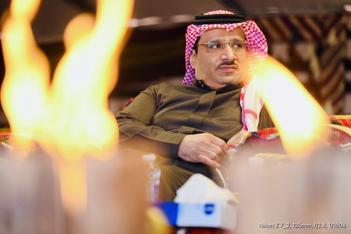 تسألني وش سر الحزن .. (والفقد ذباح القلوب)
ما احسني فاقد حبيب .. احسني فاقد وطن !!

في الواقع اللي ودي اهرب منه .. واخاف الهروب
لان الحياة بكبرها .. وبصغرها ماتنضمن 

فن التغافل مانفعني .. لو اجوب الأرض جوب
نصفي حنين وذكريات .. ونصفي الثاني شجن

مابين عثرات الحياة .. وبين عثرات