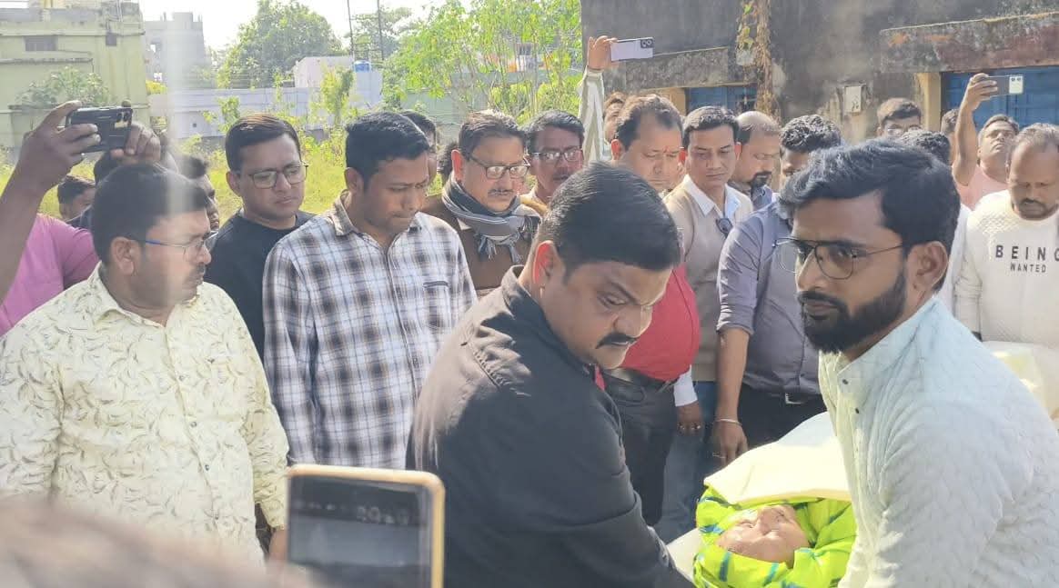 MoteburD's tweet image. #TMCS #20YrsTMCS

😢বিষ্ণুপুর সাংগঠনিক জেলার পাত্রসায়ের ব্লকের বালসী গ্রামের ভূমিপুত্র তথা জয়পুর ব্লকের চ্যাংডোবা উচ্চ বিদ্যালয়ের প্রধান শিক্ষক সকলের নয়নের মণি চিন্ময় কোণার মহোদয় গতকাল বিষ্ণুপুর MIT মোড়ে এক মর্মা
বিষ্ণুপুর#TMCS#বাঘিনীরবাহিনীbaghinirbahini
27.11.2025