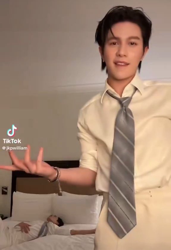 salilyyy's tweet image. Okay so Your Maniac shootings happened on Oct 22 before they went to Philippine 🤐 that explains the their extremely clingy behavior. Est sleeping on  the bed TikTok, William babying est on flight to viet and feeding est in viet, thier matching pajama TikTok 😭🤌🏼