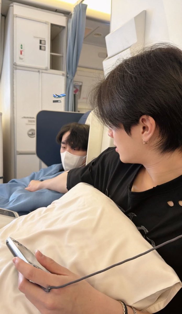 salilyyy's tweet image. Okay so Your Maniac shootings happened on Oct 22 before they went to Philippine 🤐 that explains the their extremely clingy behavior. Est sleeping on  the bed TikTok, William babying est on flight to viet and feeding est in viet, thier matching pajama TikTok 😭🤌🏼