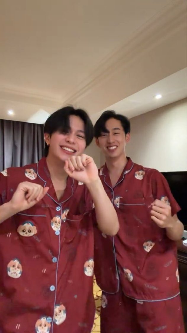 salilyyy's tweet image. Okay so Your Maniac shootings happened on Oct 22 before they went to Philippine 🤐 that explains the their extremely clingy behavior. Est sleeping on  the bed TikTok, William babying est on flight to viet and feeding est in viet, thier matching pajama TikTok 😭🤌🏼