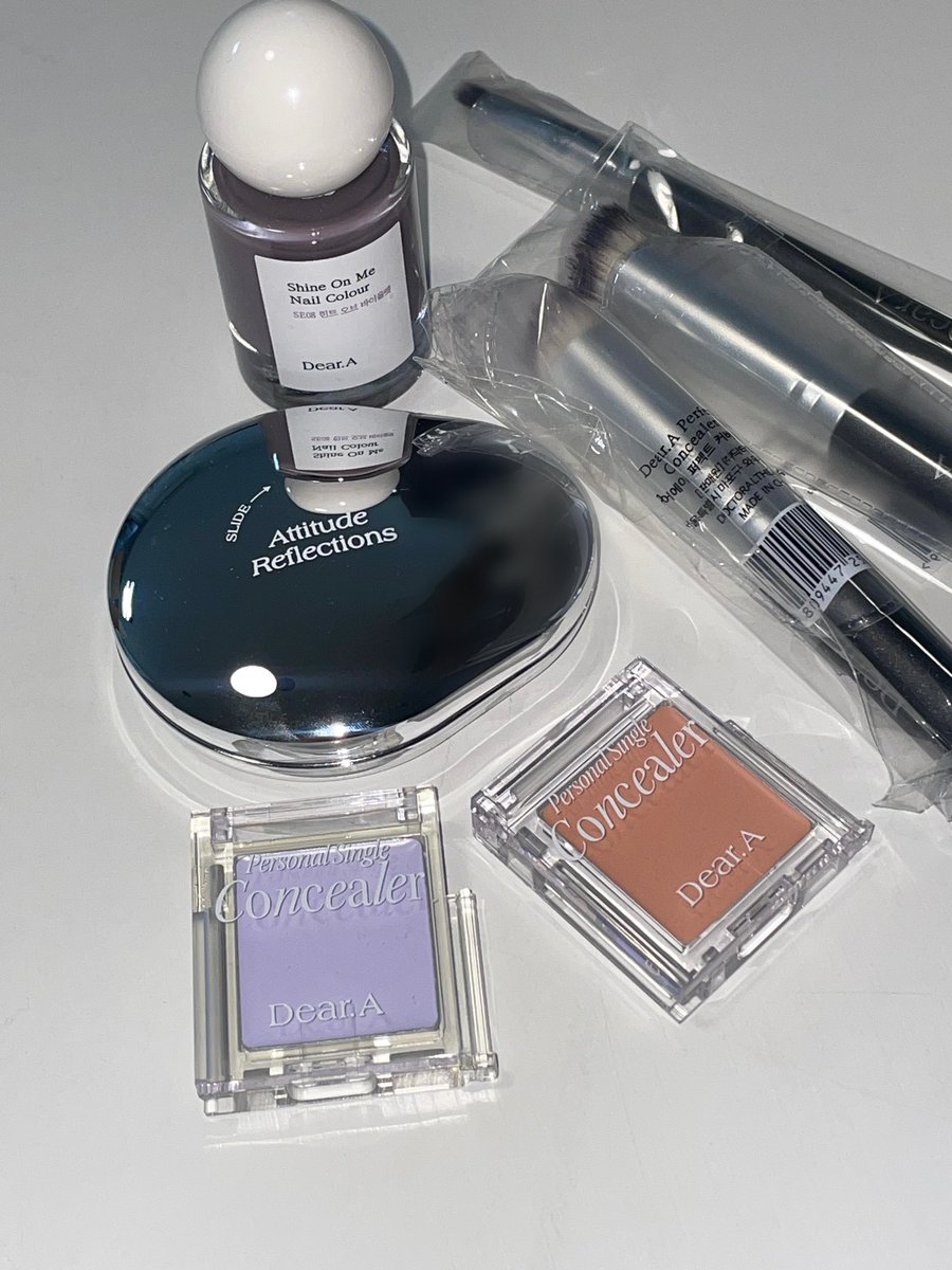 ice_uza's tweet image. 디어에이 컨실러 원래 옆면에 이런 스티커 자국이 묻어있나요…? 구매하셨던 분들 후기 좀… 찾아봐도 씰링스티커 있는 것 같진 않고…흠
(이거 씰링스티커 떼고 남은 자국 같은데 전 스티커는 없었음)