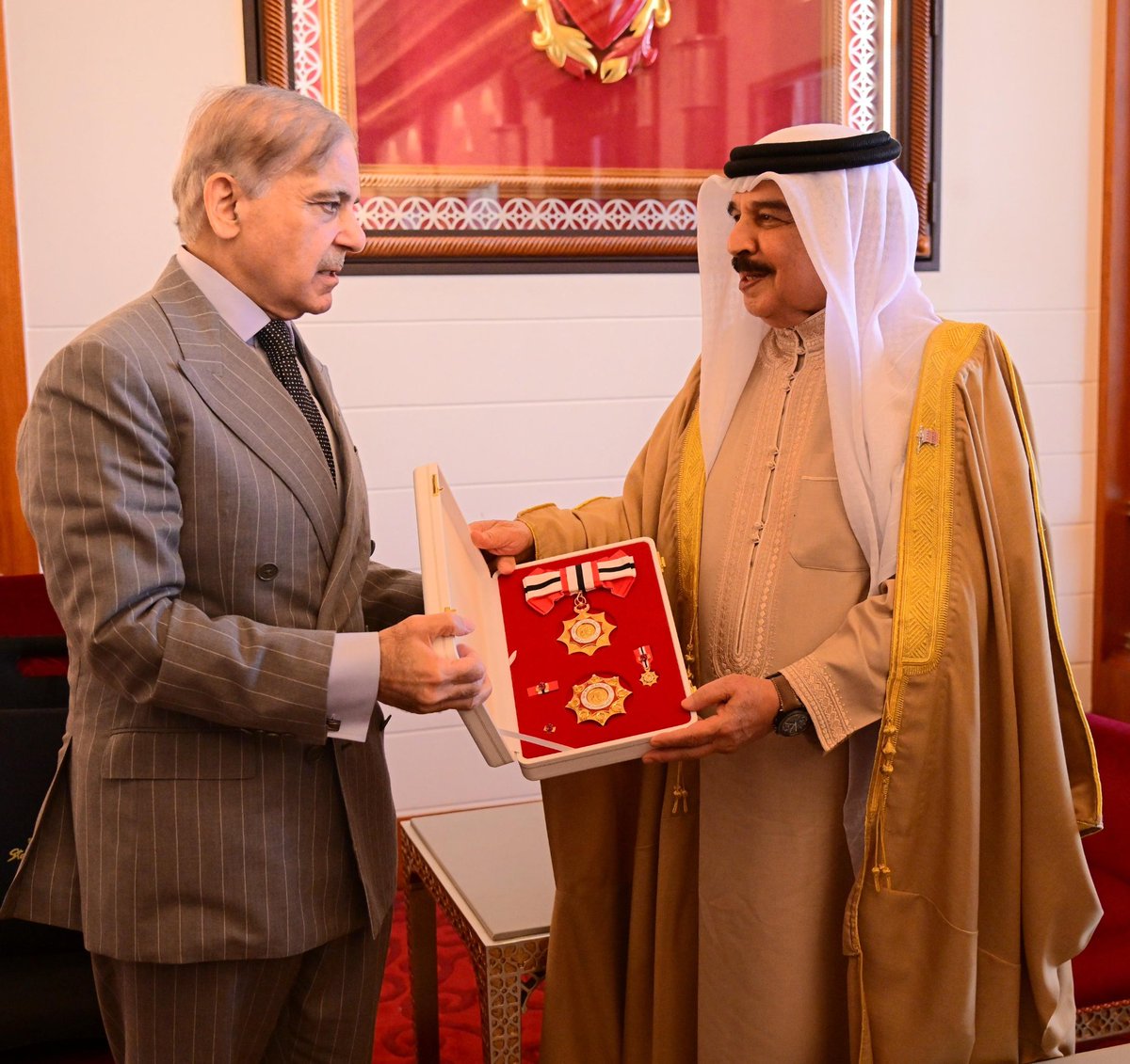 Rais76Ansari's tweet image. The King of Bahrain H.R.H. Hamad bin Isa Al-Khalifa confers the Order of Bahrain (First Class) upon the Prime Minister of Pakistan @CMShehbaz in Manama, Bahrain on November 26.