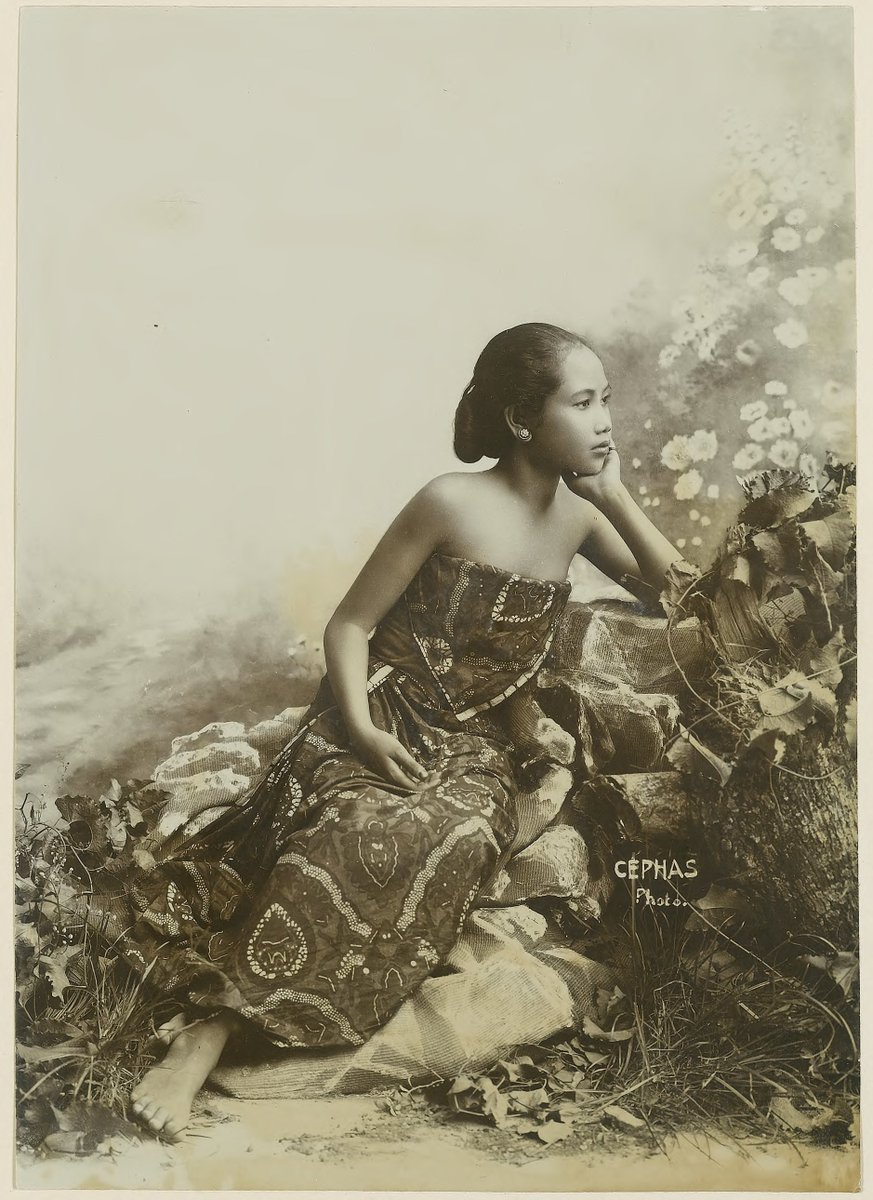 potretlawas's tweet photo. pevita pearce menggayakan keanggunan perempuan penghujung abad 19 dalam potret terbarunya.

kiri: potret pevita, 2025, fotografer belum diketahui

kanan: potret perempuan yogyakarta yang sayang tak diketahui namanya, circa 1900, jepretan kassian céphas https://t.co/qKXmGfUqYj
