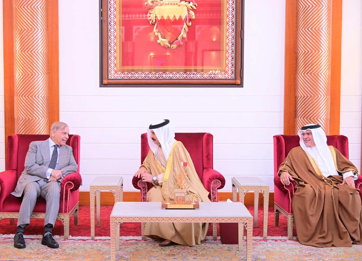Rais76Ansari's tweet image. Prime Minister of Pakistan @CMShehbaz met with the King of Bahrain H.R.H Hamad Bin Isa Al-Khalifa in Manama, Bahrain on November 26.