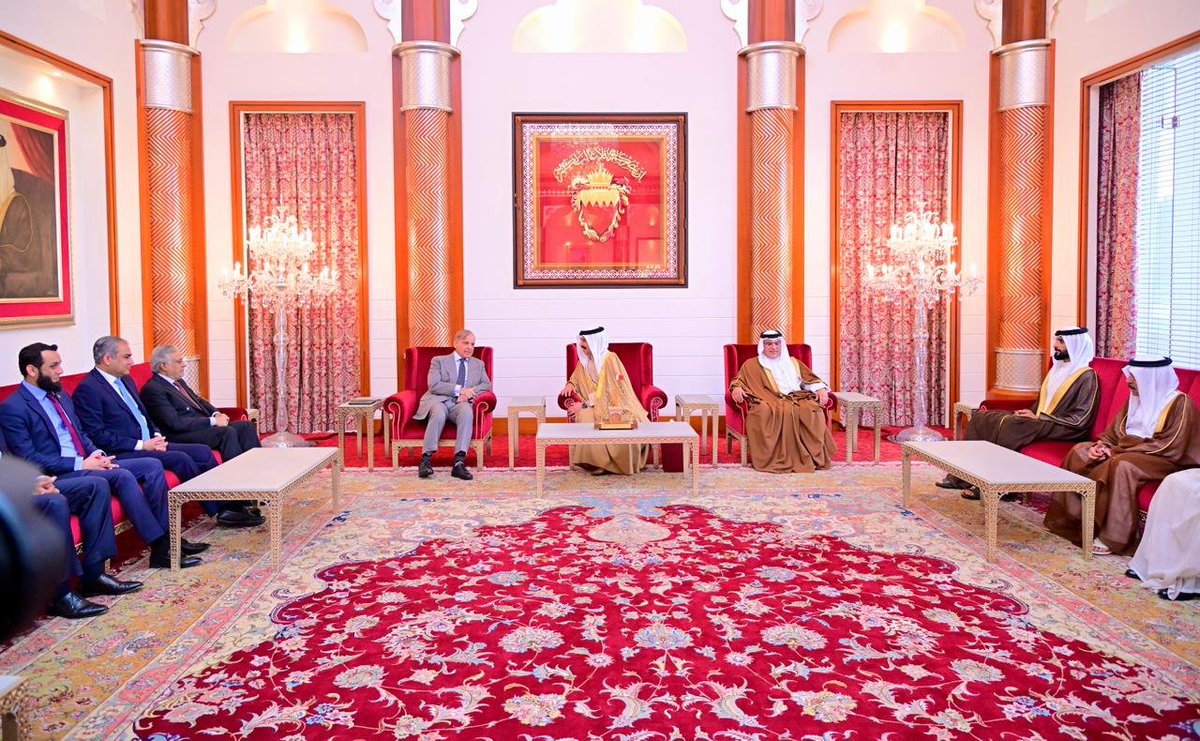 Rais76Ansari's tweet image. Prime Minister of Pakistan @CMShehbaz met with the King of Bahrain H.R.H Hamad Bin Isa Al-Khalifa in Manama, Bahrain on November 26.