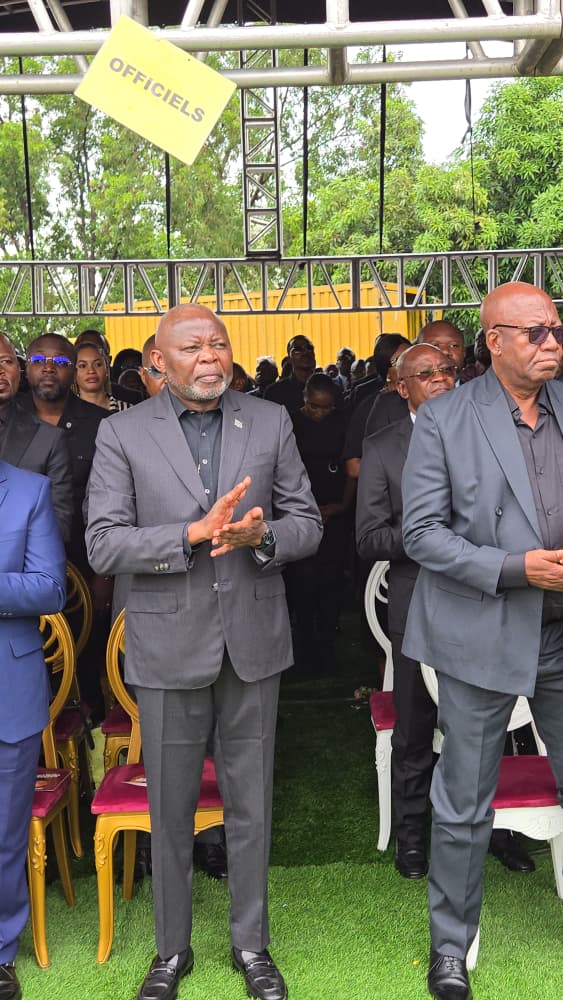 KamusakyJossar1's tweet photo. KINSHASA- HÔPITAL DU CINQUANTENAIRE
 
(Jeudi 27 novembre 2025)

 l’Honorable Président de l'Union pour la Nation Congolaise ( UNC), le Professeur Vital Kamerhe, a rendu un dernier hommage à monsieur PIE-ROGER TIGANA, jeune frère du Secrétaire Général de l'UDPS, Augustin Kabuya
@VitalKamerhe1
 @jacksonmukunda  @MuadiLaeticia @Presidence_RDC @AugustinKabuyaT