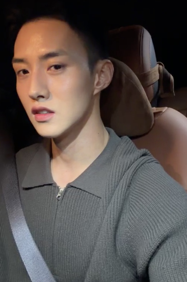 nogatne_p's tweet photo. My fave screenshots today!! WELCOME HOME CHANGGU!! His live made my day, week, month, YEAR!! I'm so, so happy ๐ฅน๐ญ๐๐ +
#BeginAgainWithYeoone
#YEOONE #์ฌ์
#PENTAGON #ํํ๊ณค https://t.co/0RmqZcwdkP