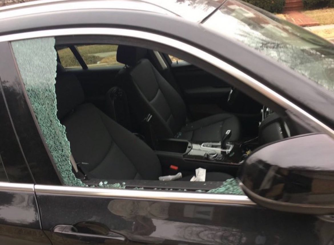 honest30bgfan_'s tweet image. guys, please be careful out there. my brother had two Burna Boy tickets on the dashboard, and someone broke into his car and left ten more.