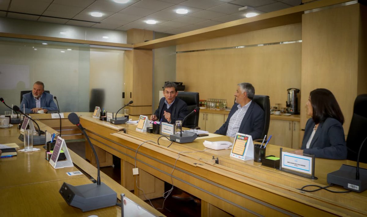 PRIMERA REUNIÓN DEL NUEVO DIRECTORIO DE ENTEL

Un encuentro estratégico que marca el inicio de una nueva etapa para fortalecer y ampliar la conectividad en todo el país. 📡✨

#SiempreBolivia