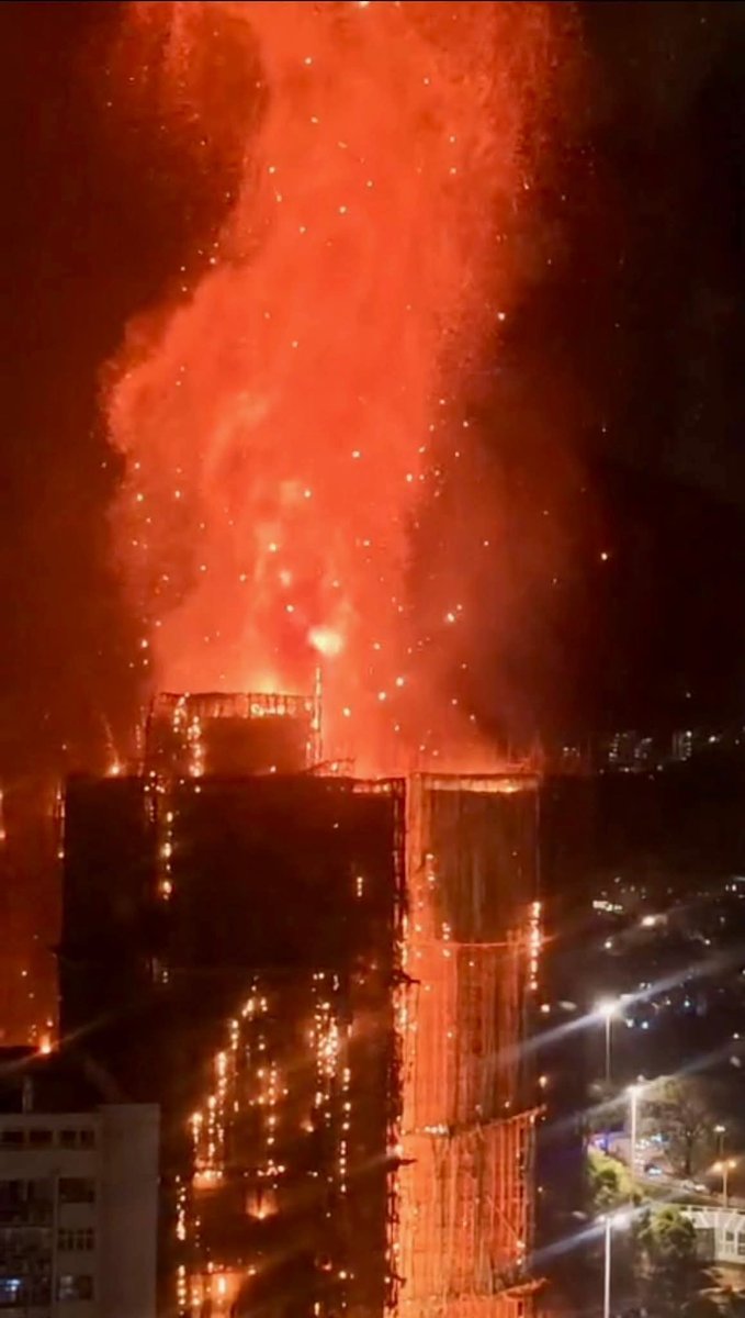 DhirajKumar___'s tweet image. At least 44 people have been confirmed dead and 279 others remain missing after a devastating blaze swept through a public housing estate in Hong Kong’s Tai Po neighbourhood on November 26, 2025.

#Fire #HongKong #TaiPo