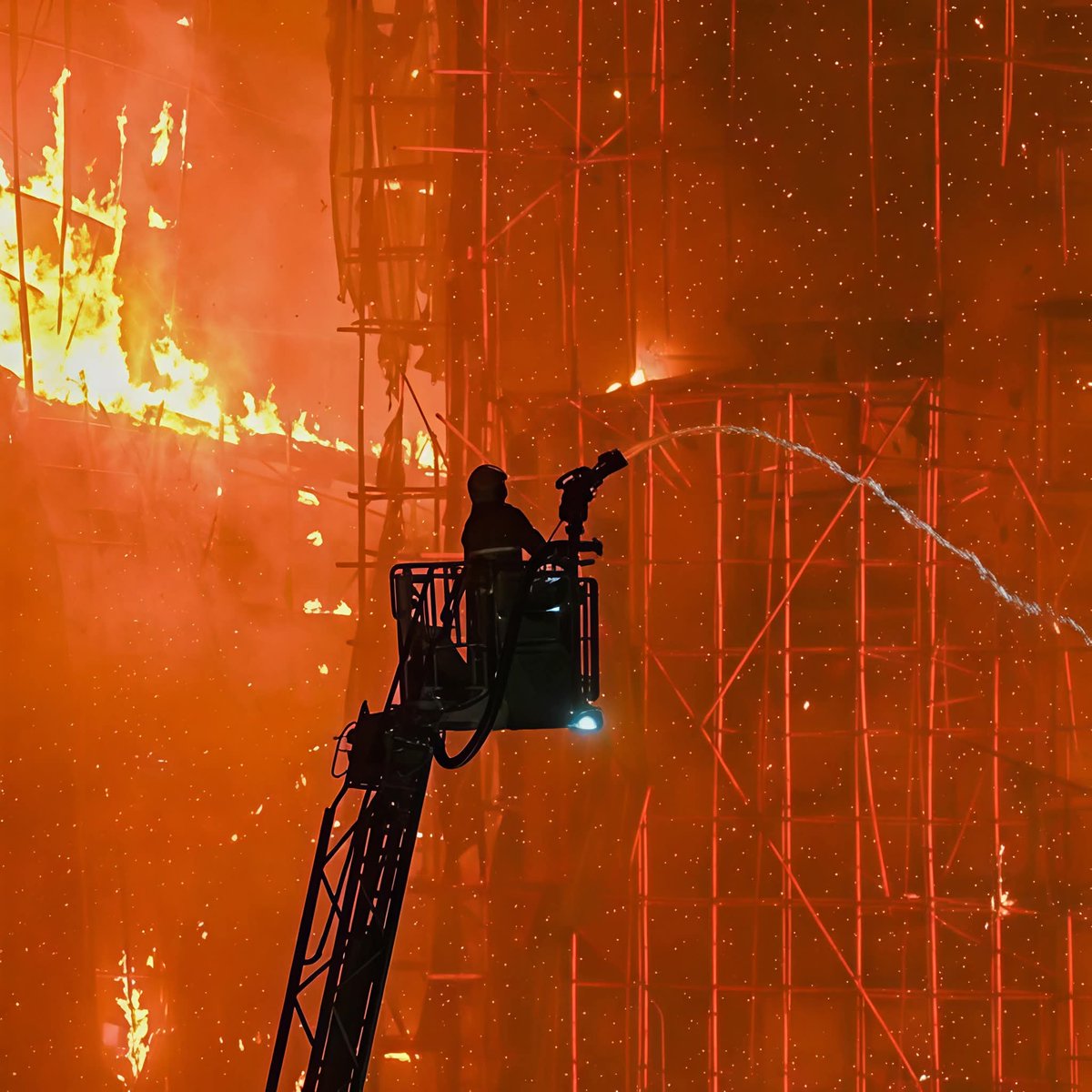 DhirajKumar___'s tweet image. At least 44 people have been confirmed dead and 279 others remain missing after a devastating blaze swept through a public housing estate in Hong Kong’s Tai Po neighbourhood on November 26, 2025.

#Fire #HongKong #TaiPo