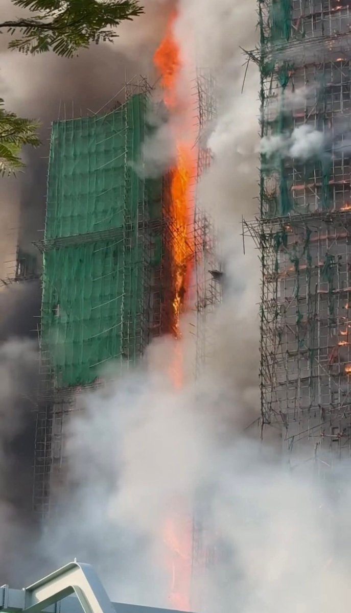 DhirajKumar___'s tweet image. At least 44 people have been confirmed dead and 279 others remain missing after a devastating blaze swept through a public housing estate in Hong Kong’s Tai Po neighbourhood on November 26, 2025.

#Fire #HongKong #TaiPo