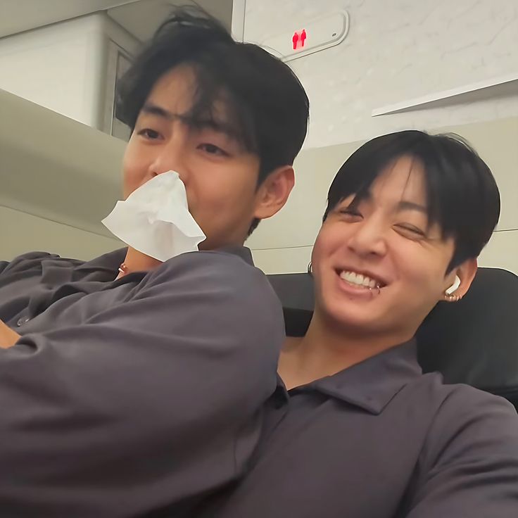 sugurukoo's tweet photo. they look like they’re soft-launching their relationship and expecting us not to notice https://t.co/4BhhrxXLkh