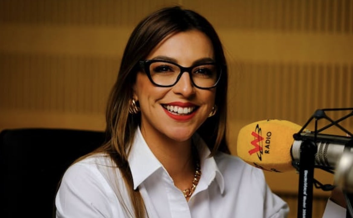 La <a href="/WRadioColombia/">W Radio Colombia</a> despidió a <a href="/paulabolivar/">Paula Bolívar</a> por mala periodista y la extrema derecha claramente lo está lamentando, porque era una de sus más grandes aliadas en la campaña sucia y de desprestigio contra el gobierno del Presidente <a href="/petrogustavo/">Gustavo Petro</a> desde la prensa. 

Lo mismo deberían