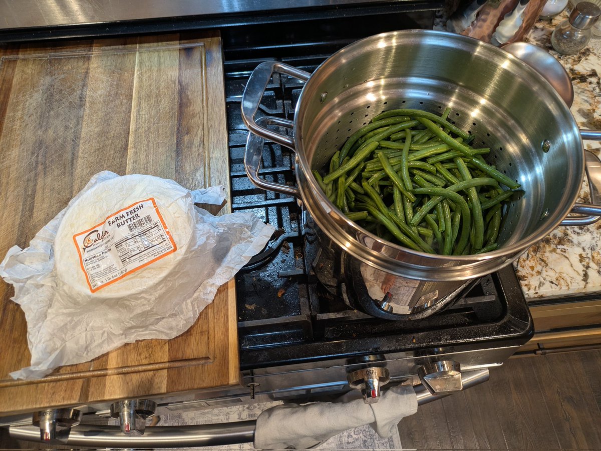 StraightLineUSA's tweet image. If you don&apos;t like Thanksgiving food it&apos;s because you suck at cooking and your family makes goyslop out of a can instead of using fresh local butter and green beans.