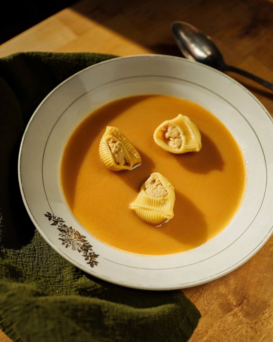 🎄Aquest Nadal, oblida els fogons i sorprèn els teus convidats amb una escudella que ho té tot: escudella de llagosta amb galets, amb l’essència del Toc Al Mar, directament a la teva taula: un brou intens i aromàtic, cuit a foc lent, i uns galets farcits.