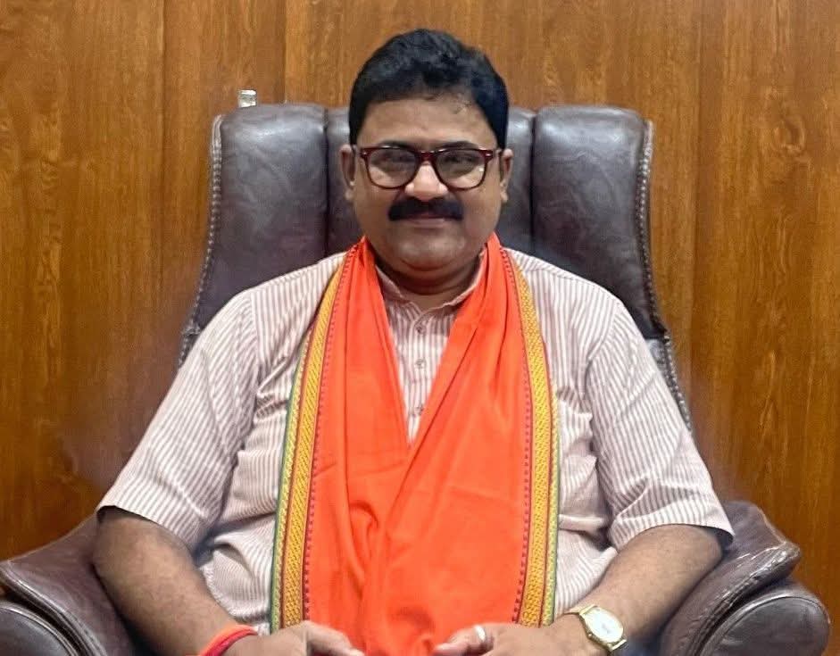 anandpathak76's tweet image. मुझे मत देखो यूँ उजाले में लाकर,सियासत हूँ मैं,कपड़े नहीं पहनती।जिन्दगी पर इतना लिख पाया हूँ!बहुत मजबूत रिश्ते थे,कुछ कमजोर लोगों से,अब सज़ा दे ही चुके तो मेरा हाल ना पूछना,अगर मैं बेगुनाह निकला तुम्हे अफ़सोस बहुत होगा।हम समंदर है हमें खामोश रहने दो,ज़रा मचल गए तो शहर ले डूबेंगे।