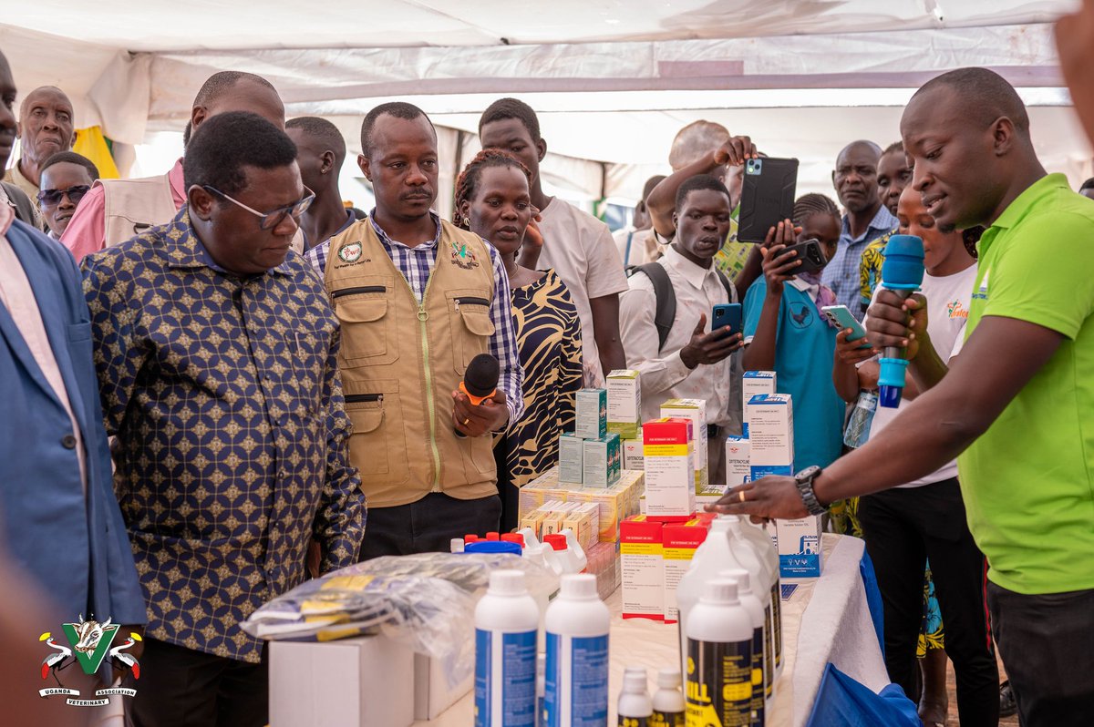 MAAIF_Uganda's tweet photo. The Minister, who was welcomed by @Ugveterinarians President Dr. Andrew Akashaba applauded the veterinary fraternity for prioritizing linkages with farmer groups and local communities.
#VetUG
#VetAGM2025
#AnimalHealthUG https://t.co/FKpeGOc2OX
