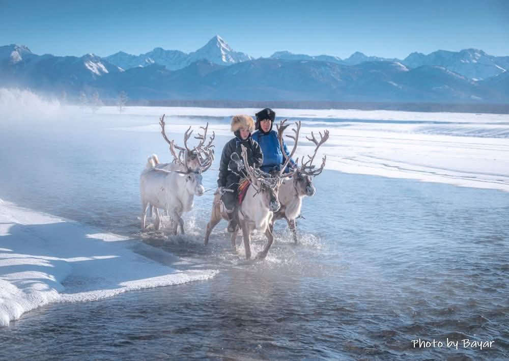 Өвөлдөө -50 хэм хүрч хүйтэрдэг Хоридол, Сарьдаг, хүний тэсвэр тэвчээр, хүн байгалийн хүйн холбоог хадгалан амьдарч буй цаатан түмэн, Дархадын цэнхэр хотгорын тас хийсэн жавартай, цэнгэг агаарыг хамтад нь гэрэл зурагт гайхамшигтай буулгажээ.
 
Гэрэл зургийг: Б.Баяр
