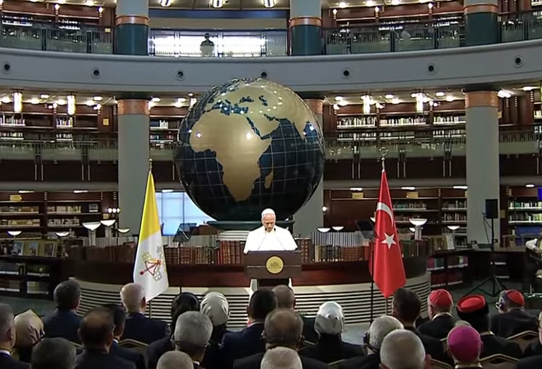 Nel suo primo Viaggio Apostolico, durante l’incontro con le Autorità, la Società Civile e il Corpo Diplomatico presso la Nation’s Library ad Ankara, il Santo Padre Leone XIV ha richiamato il ruolo unico della Türkiye come ponte tra popoli, culture e religioni: «[…] possa la