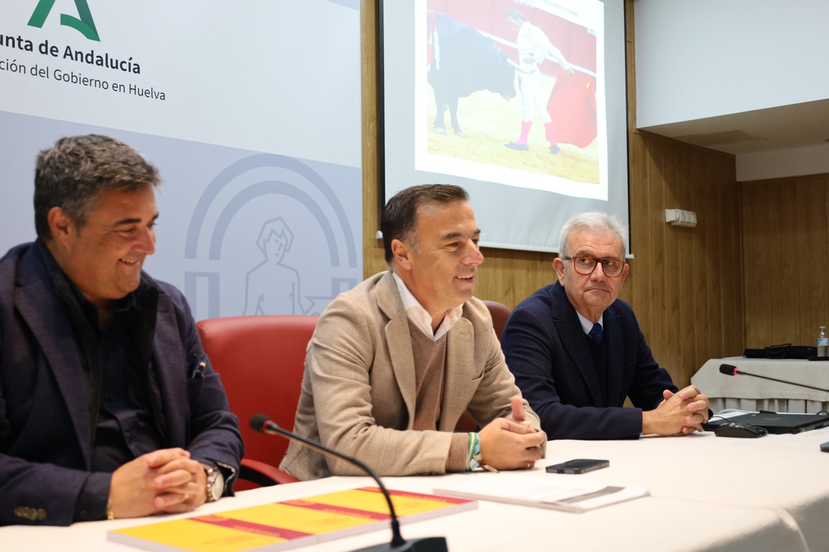🐂 Delegación del Gobierno celebra jornada informativa sobre el nuevo Reglamento Taurino, en la que participan, entre otros, presidentes de plazas de toros, autoridades, asesores, delegados gubernativos, veterinarios y funcionarios que trabaja en este área
<a href="/jmcorreareyes/">jose correa</a>
