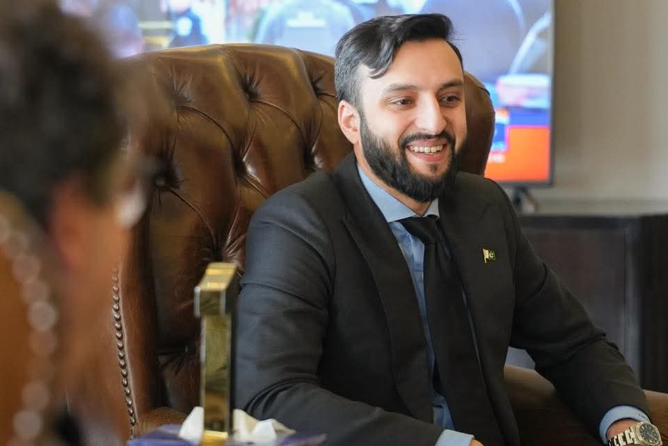 Ibrahim Hasan Murad met with Turkish Consul General Mehmet Eymen Şemsik to strengthen collaboration in education, technology, and cultural exchange — further deepening Pakistan–Turkey relations.

#consulgeneral #turkey #mehmeteymen #ibrahimhasanmurad #pakturkey