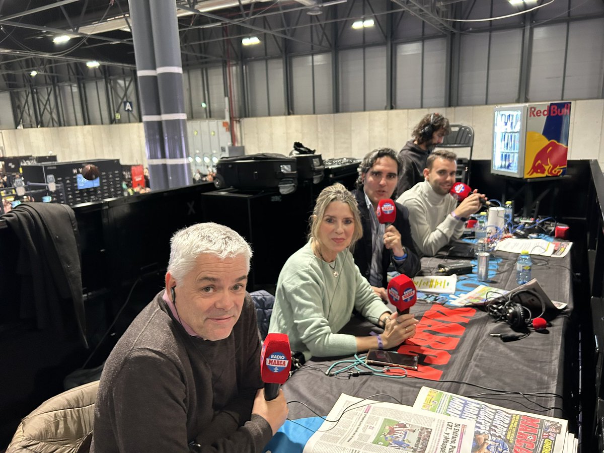 🎧 ¡Lo formamos ya!

#ElCorrillo de #DirectoMARCA desde la Feria #HYROX en <a href="/IFEMA/">IFEMA MADRID</a> 

🧑‍🏫 <a href="/mjhostalrich/">María José Hostalric</a> 
👨‍🏫 <a href="/manumartin23/">Manu Martín</a> 
👨‍🏫 <a href="/JLAllegue92/">José Luis Allegue</a> 
👨‍🏫 <a href="/JaviGomara/">Javi Gómara</a> 
👨‍🏫 <a href="/JoanPrats360/">Joan Prats</a> 

🎙️<a href="/Sahuqui/">Rafa Sahuquillo🎙</a> 

📻radiomarca.com