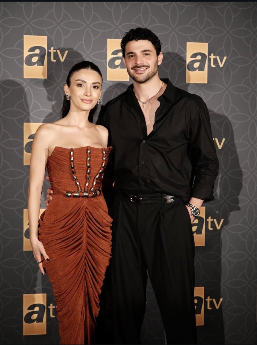 Magazin_Buradaa's tweet image. #ÖzgeYağız&apos;ın, #BurakBerkayAlgül ile ani ayrılığının ardından rol arkadaşı #HalitÖzgürSarı ile yeni bir aşka yelken açtığı iddia edildi.