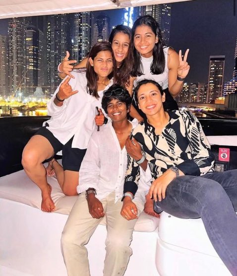 All are rcbians and smritisons 😭😭 trade my baby jemi too